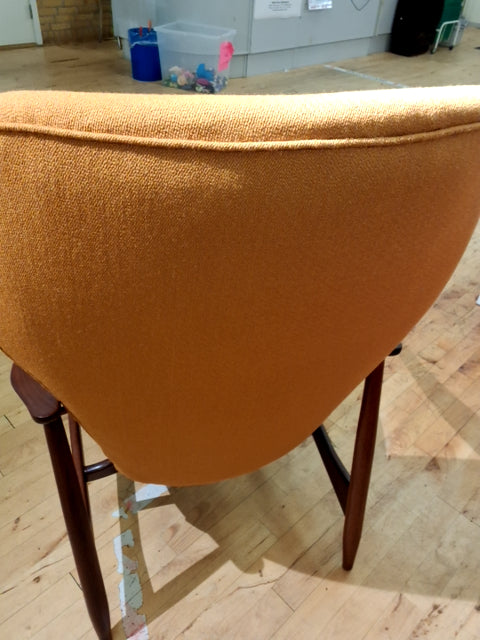 Lænestol i karrygul betræk af Ib Kofoed Larsen